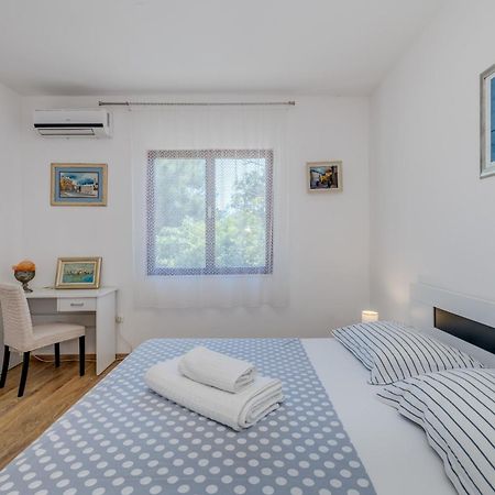 Beachfront Apartment Drazen, With Garden And Parking Split Bagian luar foto