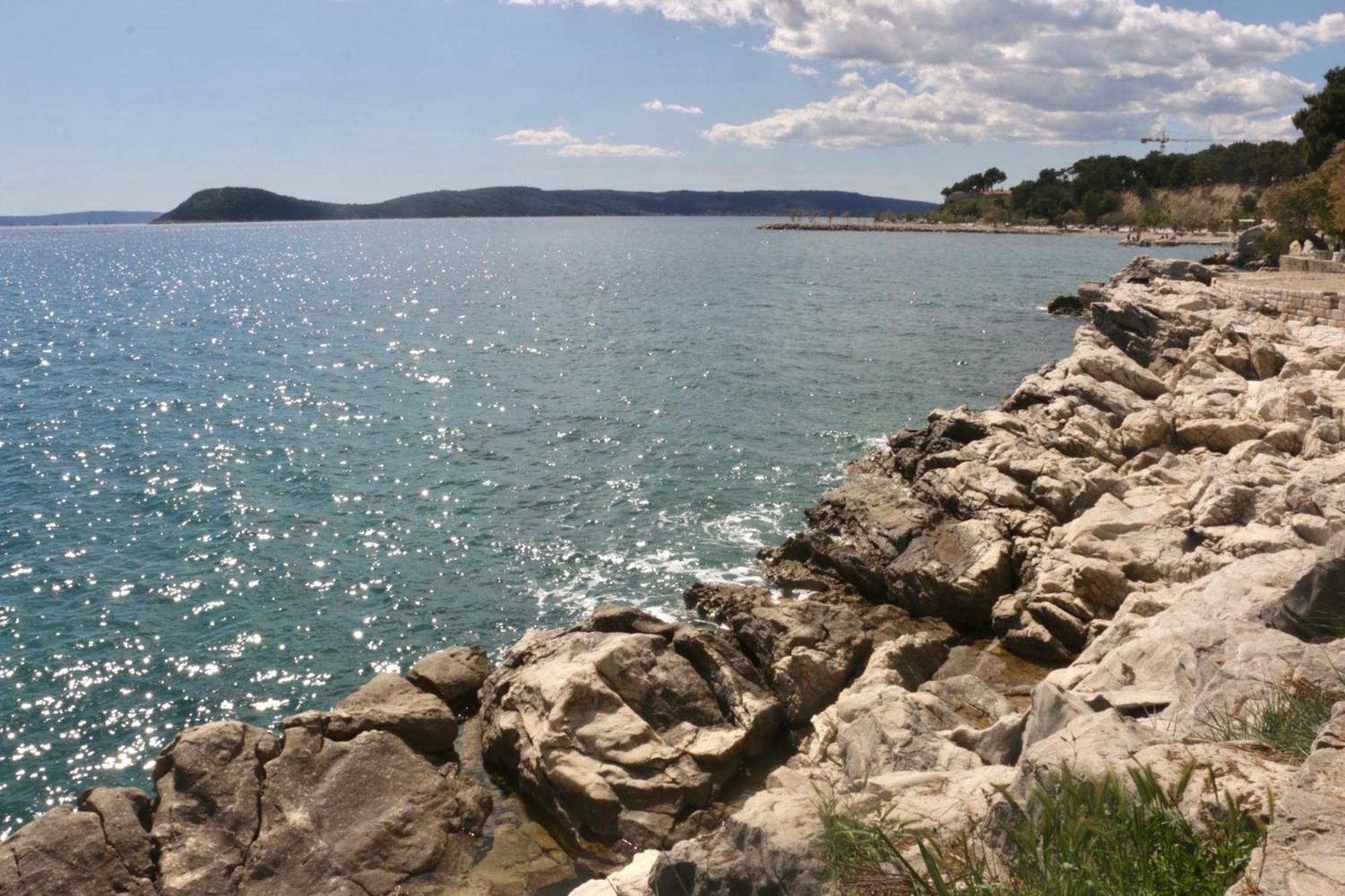 Beachfront Apartment Drazen, With Garden And Parking Split Bagian luar foto