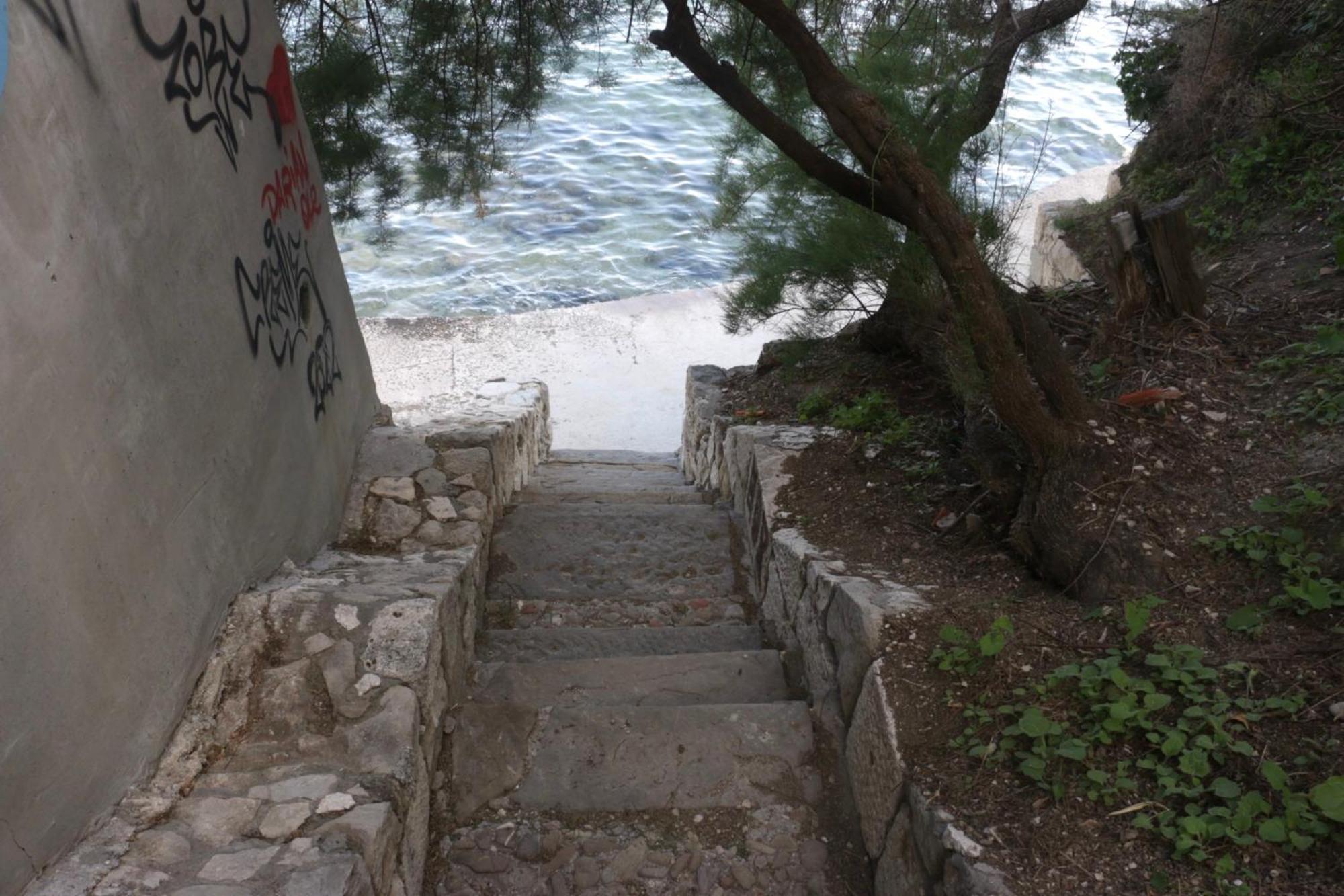 Beachfront Apartment Drazen, With Garden And Parking Split Bagian luar foto