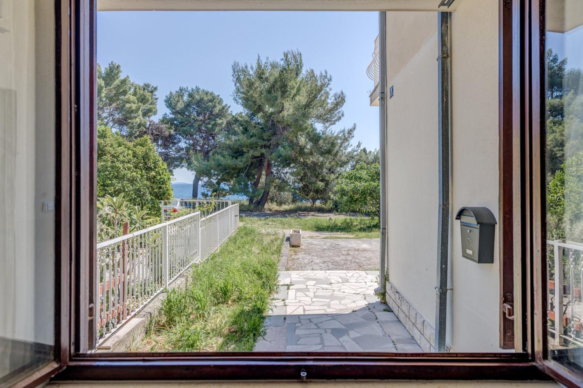 Beachfront Apartment Drazen, With Garden And Parking Split Bagian luar foto