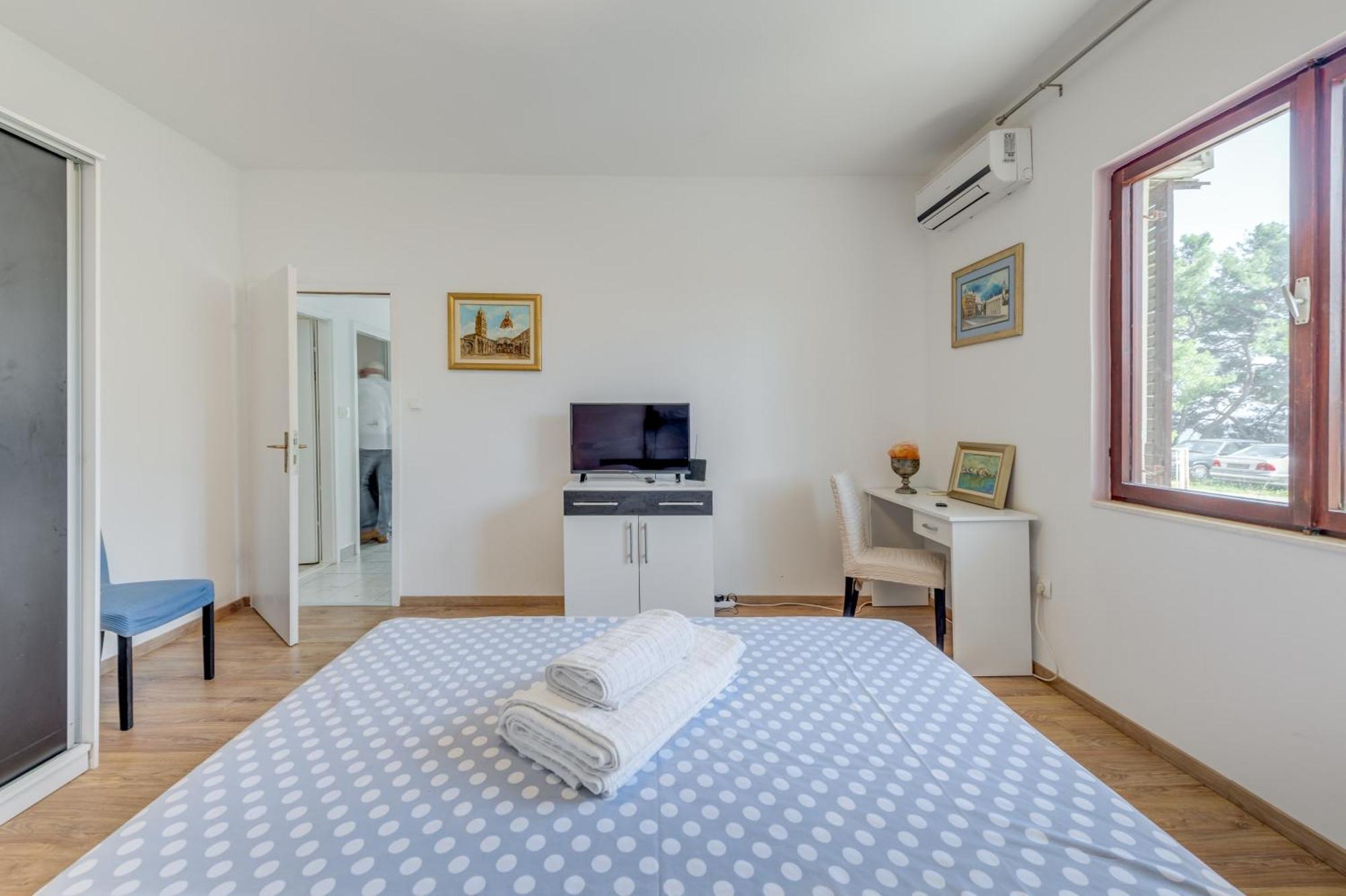 Beachfront Apartment Drazen, With Garden And Parking Split Bagian luar foto